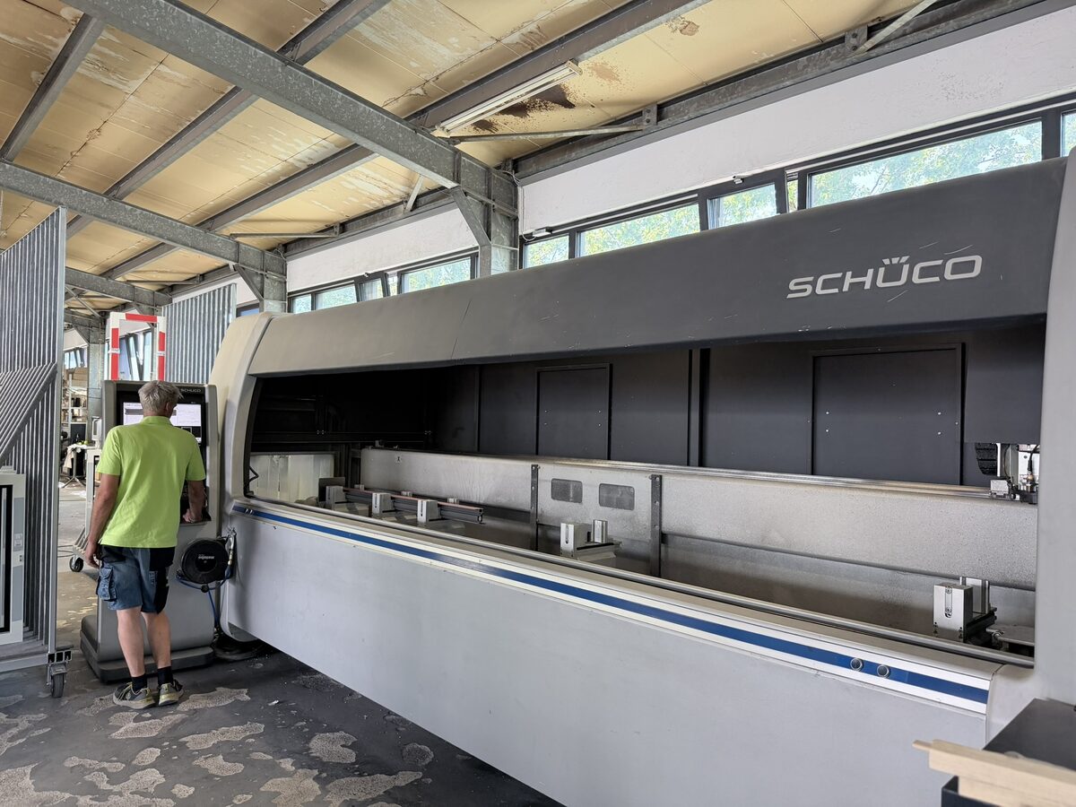 Zuschnitt von Aluminiumprofilen auf der Schüco-Bearbeitungsanlage bei Metallbau Neumann
