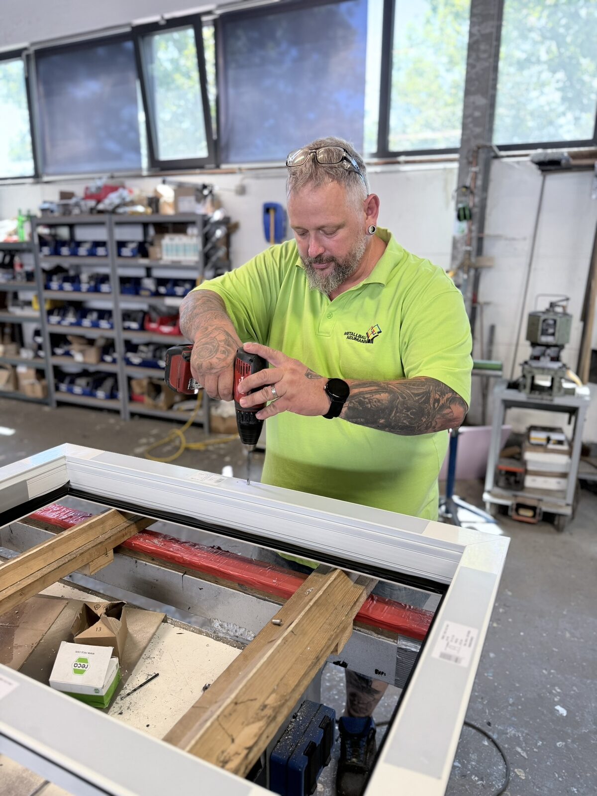 Handwerkliche Fertigung eines Aluminium-Fensters in der Werkstatt von Metallbau Neumann