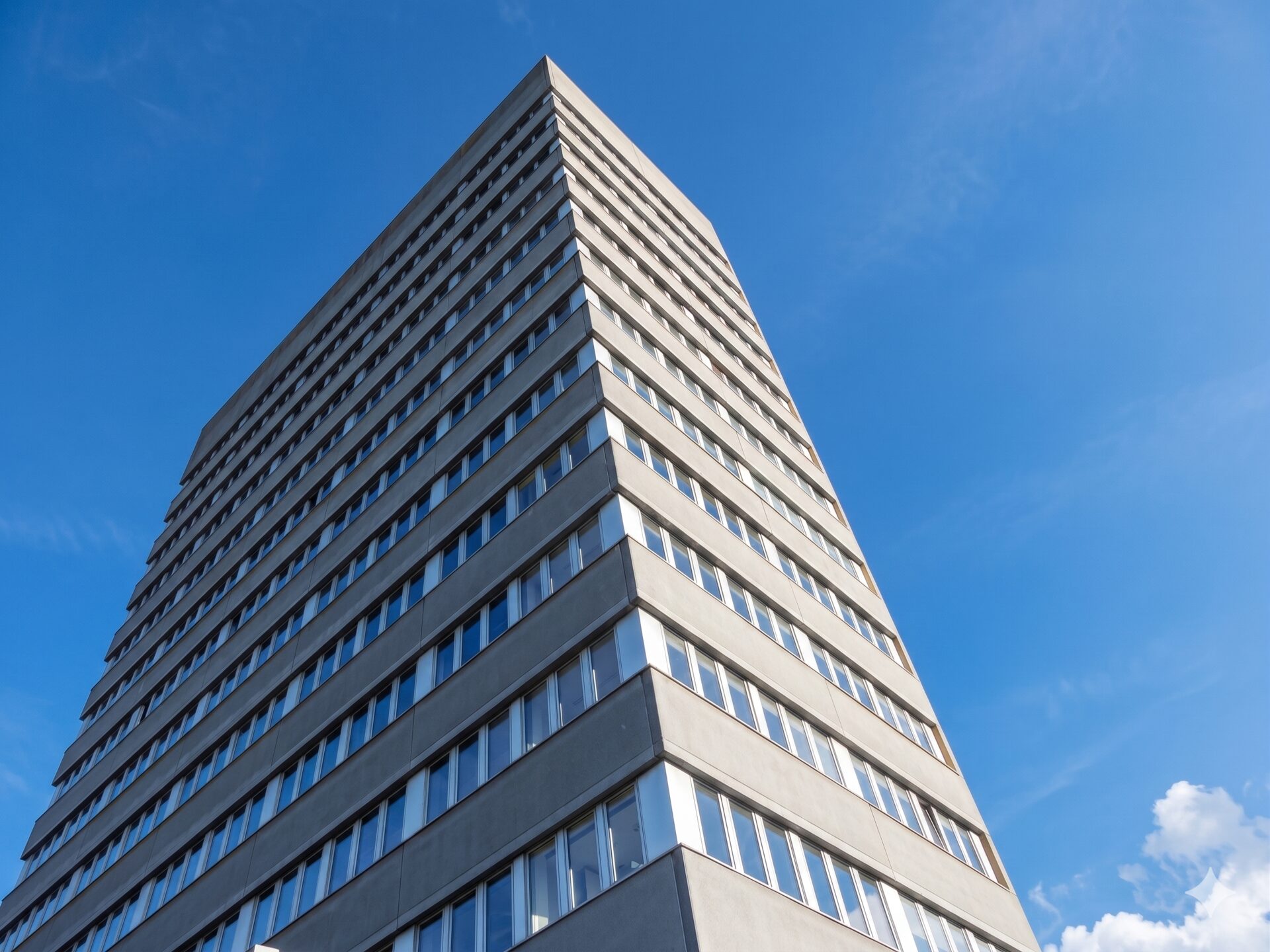 Aluminium-Fassade am Physikhochhaus der Universität Saarbrücken