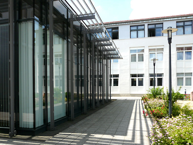 Glasdach und Pfosten-Riegel-Konstruktion am Rathaus Zweibrücken