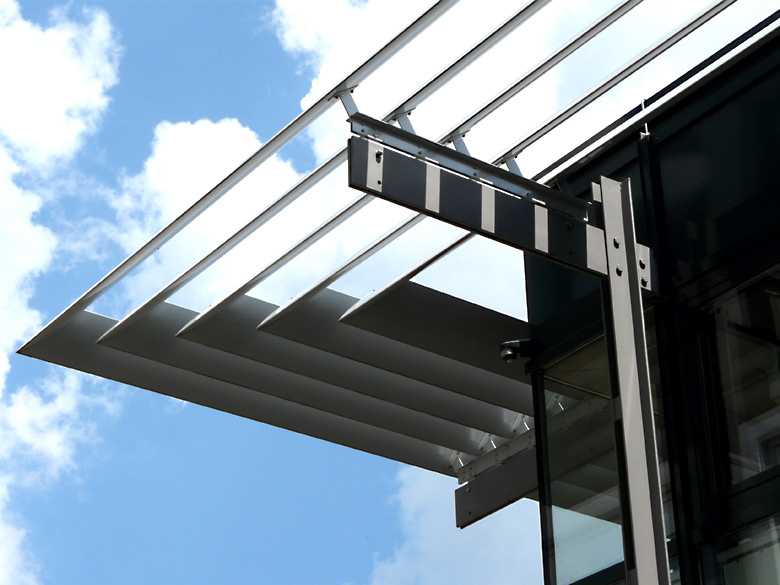 Horizontale Aluminium-Großlamellen als außenliegender Sonnenschutz, Rathaus Zweibrücken