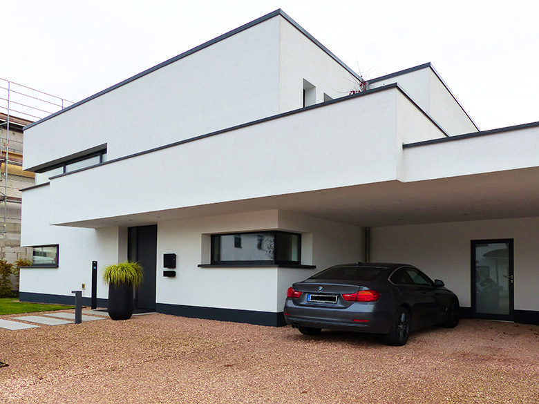 Privates Wohnhaus mit Aluminium-Fenstern und Haustür