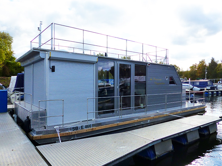 Hausboot mit Aluminium-Fenster- und Türelementen