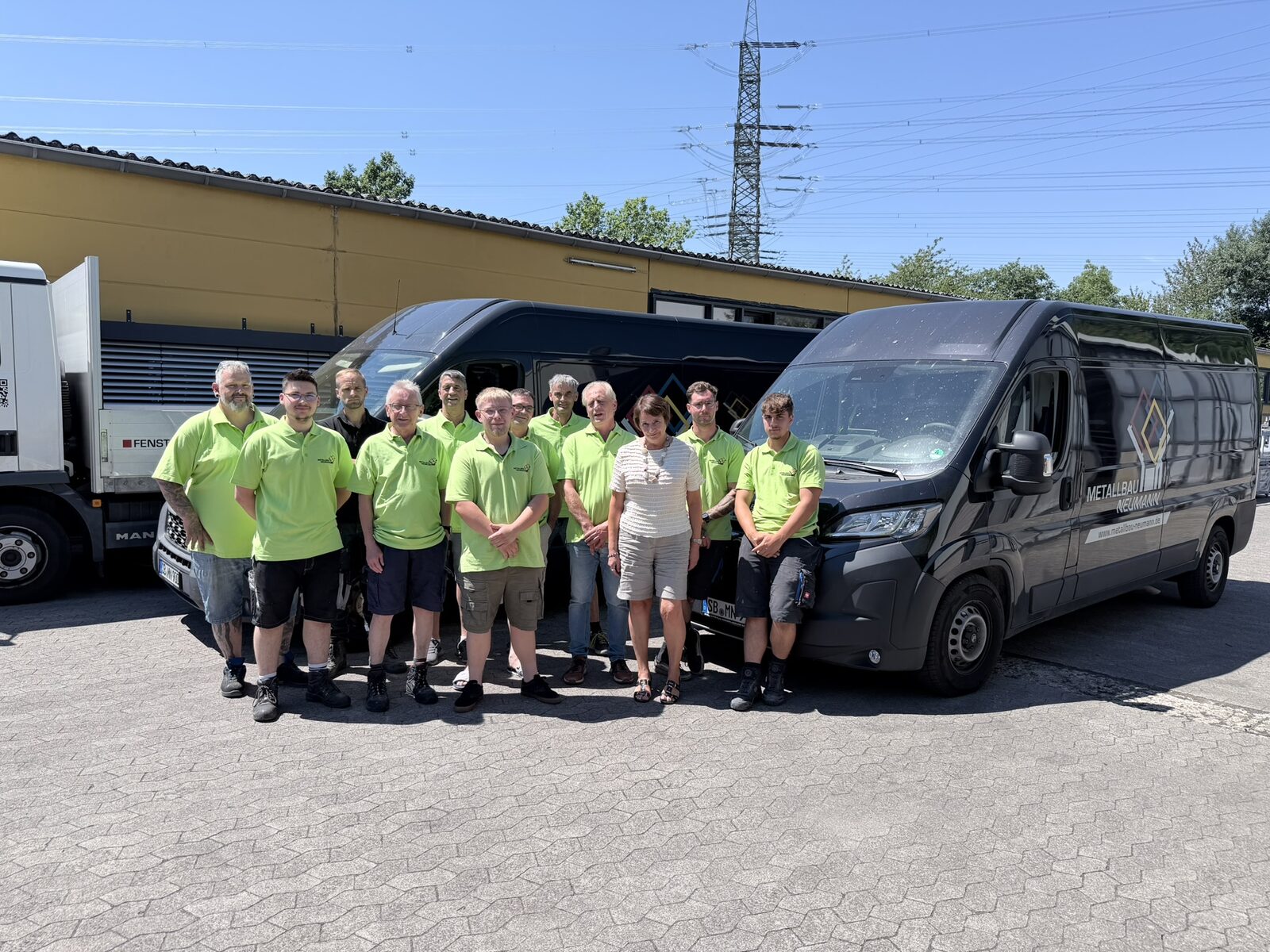Das Team von Metallbau Neumann vor dem Fuhrpark in Heusweiler